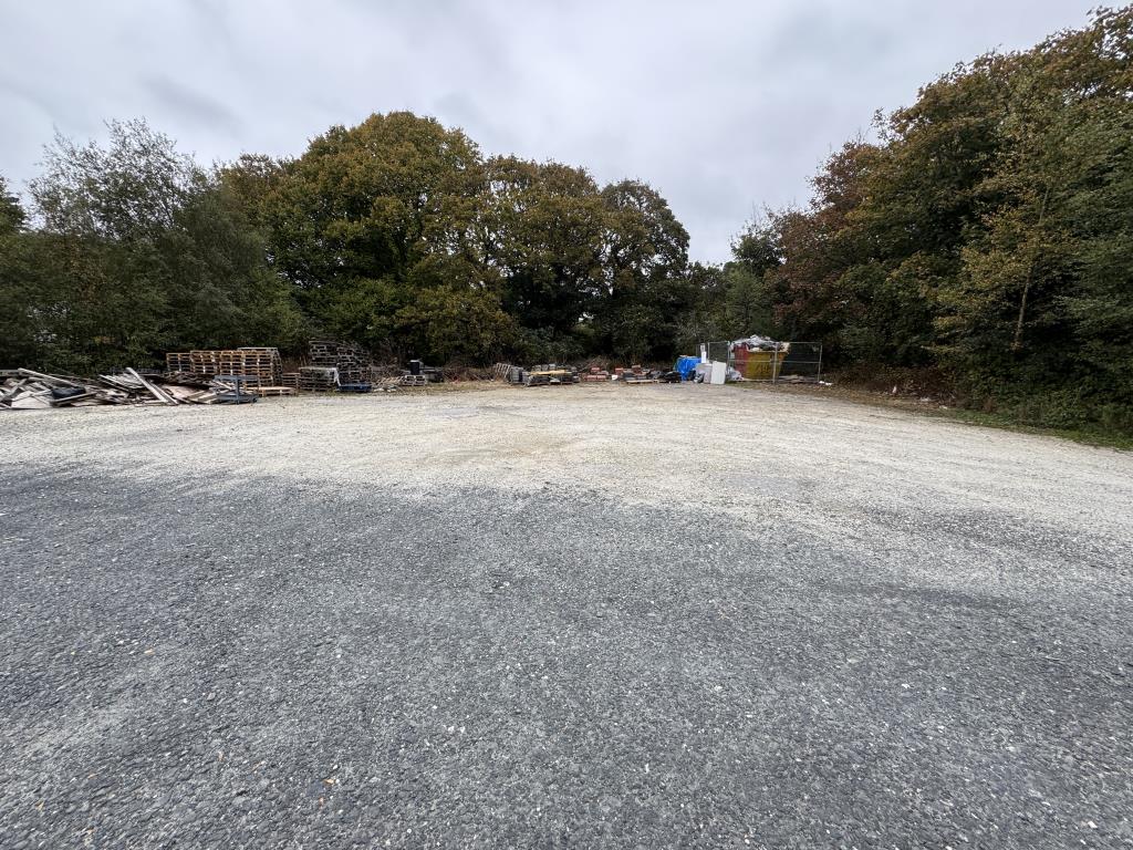Lot: 76 - INDUSTRIAL/OFFICE UNIT ON A LARGE PLOT WITH POTENTIAL - Rear parking